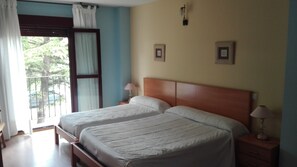 Escritorio, cortinas opacas, camas supletorias y wifi gratis