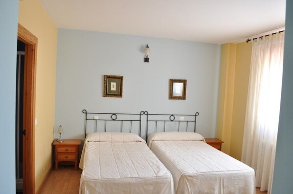 Een bureau, verduisterende gordijnen, extra bedden (toeslag)