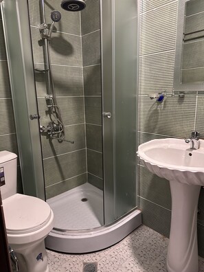 ラグジュアリー スイート バルコニー | バスルーム | シャワー、バスアメニティ (無料)、ヘアドライヤー、スリッパ