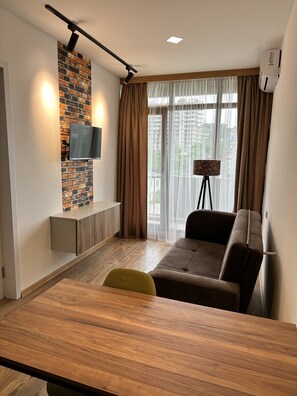 Suite Luxury, balcone | Area soggiorno | Smart TV