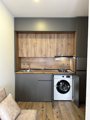 Luxury Suite, Balcony | Private kitchen | Stovetop, electric kettle, griddle, cookware/dishes/utensils - Hotel Costa (Batumi)