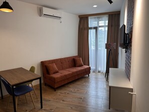 Suite Luxury, balcone | Una scrivania, postazione laptop, tende oscuranti, insonorizzazione