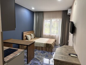 Una scrivania, postazione laptop, tende oscuranti, insonorizzazione