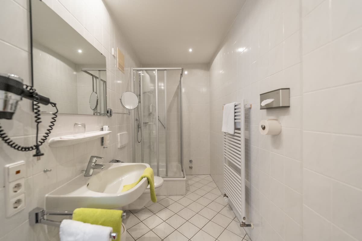 comfort single room | bathroom | shower, hair dryer, bathrobes, towels