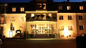 A two-story hotel with a central entrance, a staircase, and a balcony with plants. - Hotel Alexa (Bad Mergentheim)