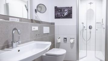 Dusche, Haartrockner, Bademäntel, Handtücher