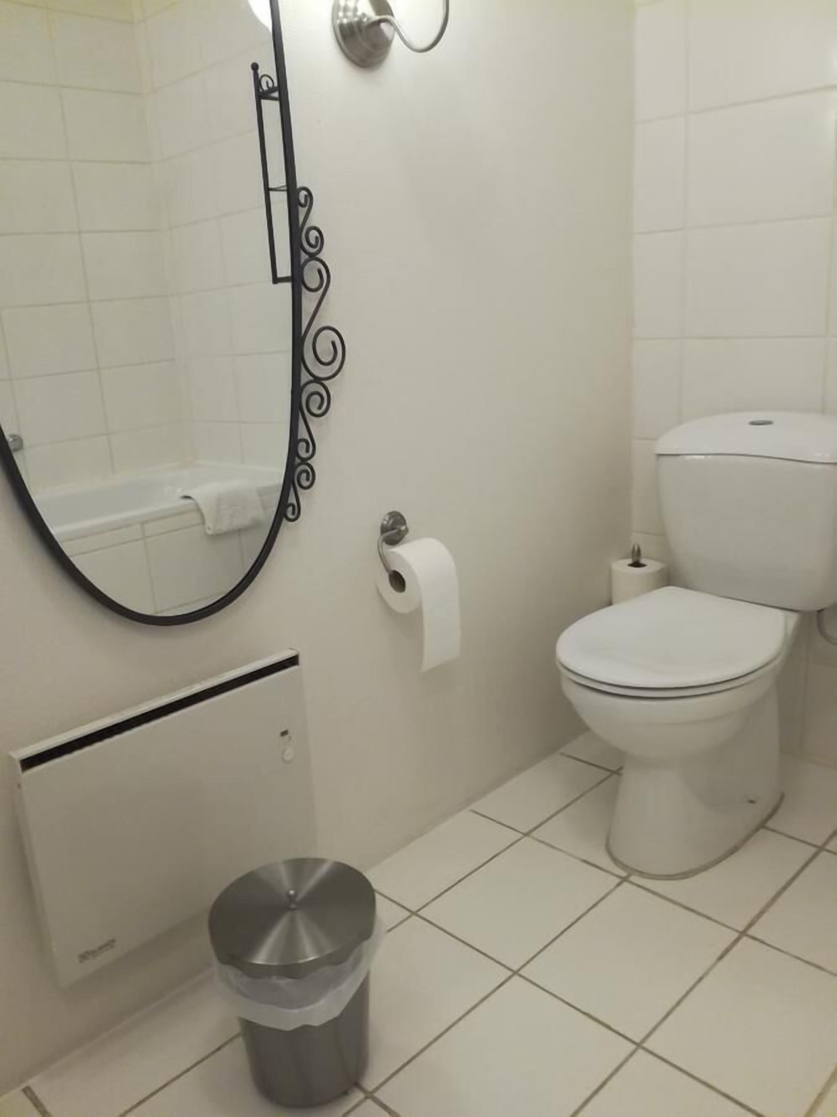 junior suite | bathroom | towels, soap, toilet paper