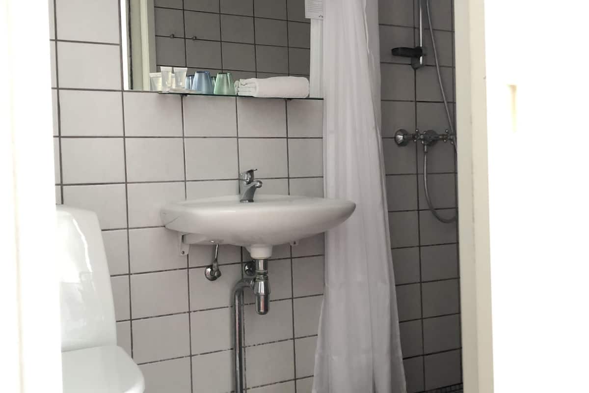 classic double room | bathroom | towels, soap, toilet paper