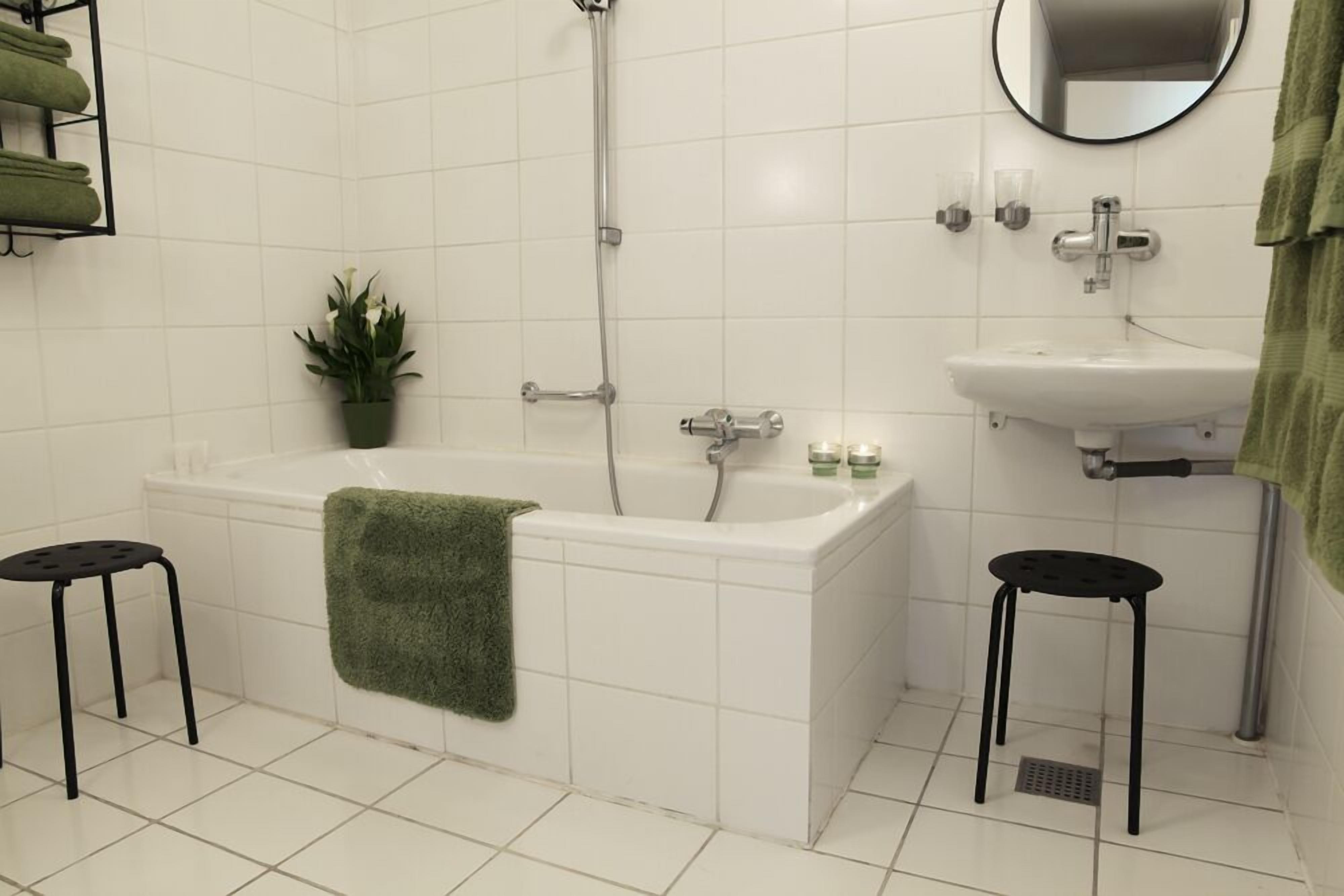 junior suite | bathroom | towels, soap, toilet paper