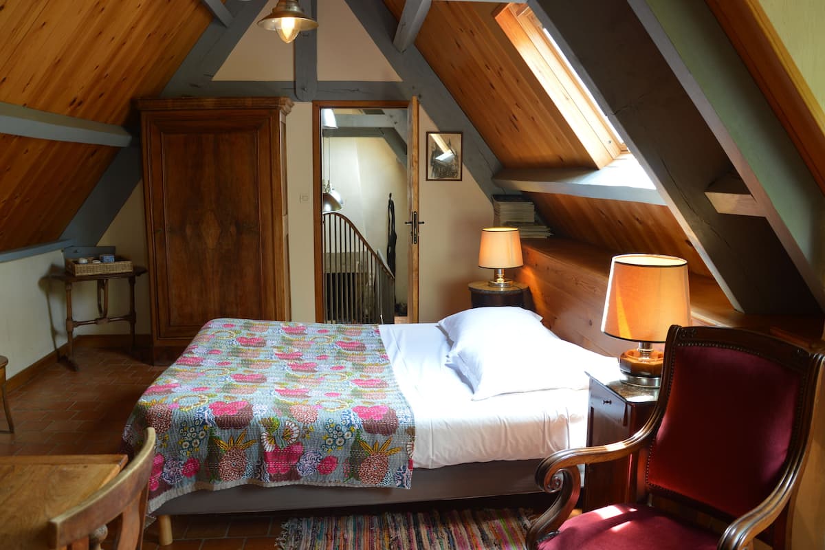 Tweepersoonskamer (Haute) | Een bureau, een strijkplank/strijkijzer, gratis wifi, beddengoed