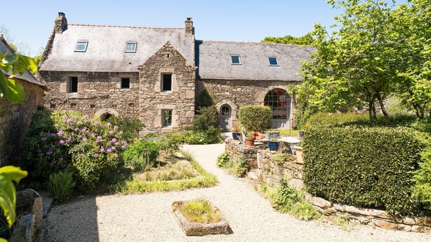 A stone building with a gravel pathway leading to a door. - La Grange de Coatelan (Plougonven)