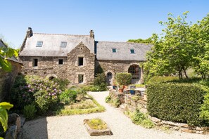 Courtyard - La Grange de Coatelan (Plougonven)