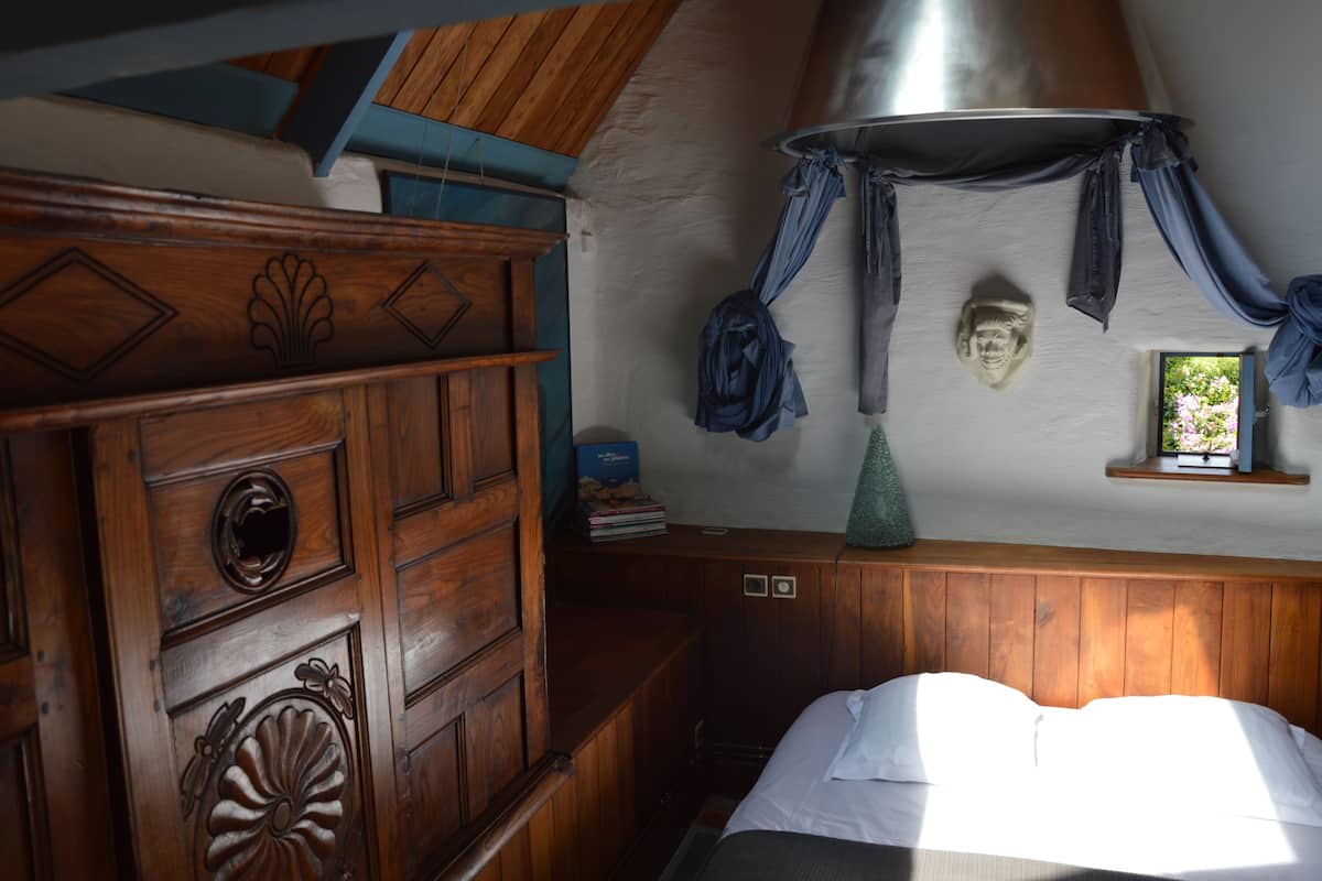 Tweepersoonskamer (Bleue) | Een bureau, een strijkplank/strijkijzer, gratis wifi, beddengoed