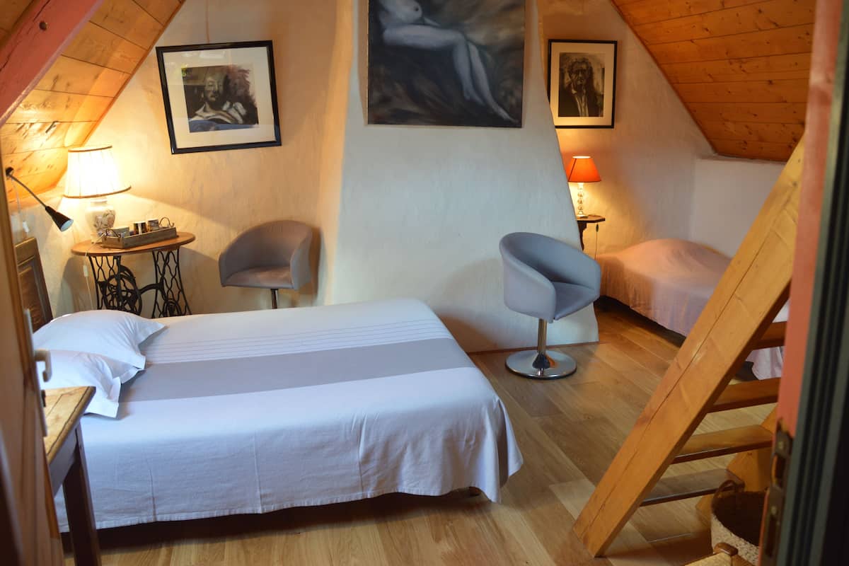 Tweepersoonskamer (Rose) | Een bureau, een strijkplank/strijkijzer, gratis wifi, beddengoed