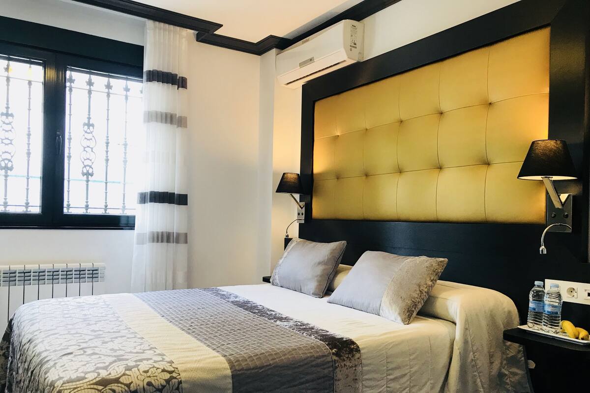 Quarto solteiro | Cortinas blackout, berços grátis, Wi-Fi de cortesia, roupa de cama