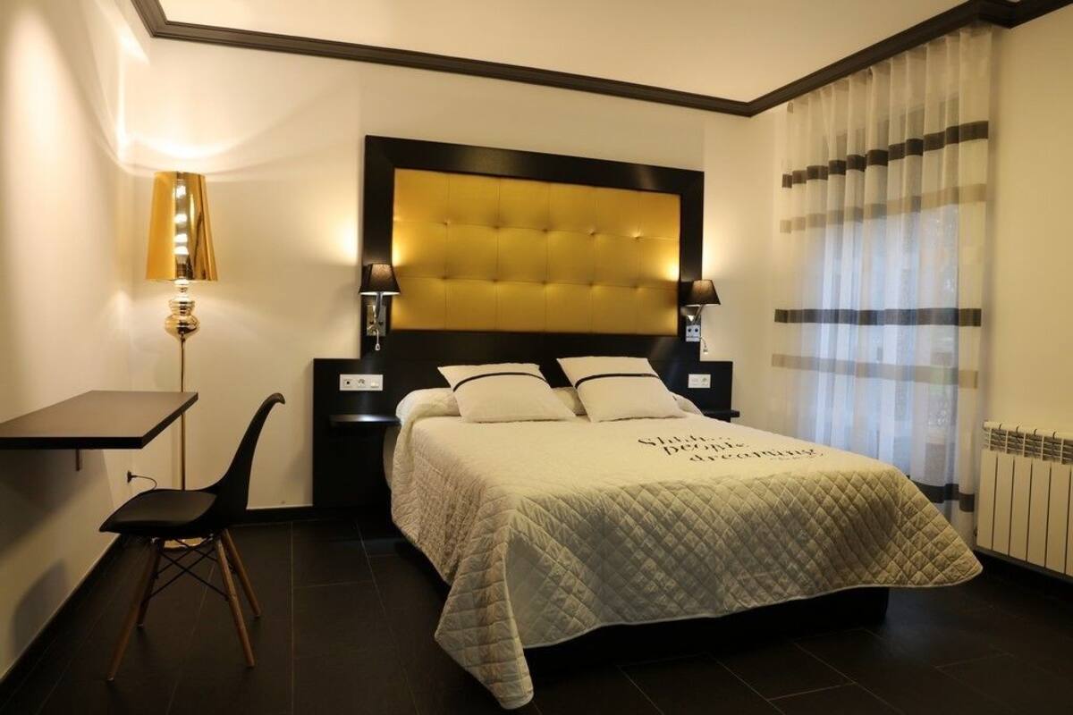 Quarto casal ou duplo | Cortinas blackout, berços grátis, Wi-Fi de cortesia, roupa de cama