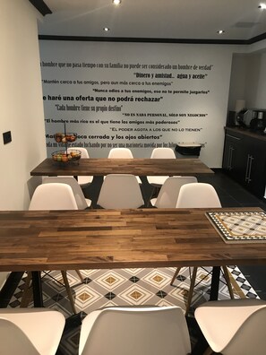 Café da manhã continental todos os dias (EUR 6 por pessoa)