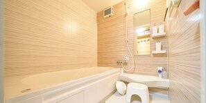 Guesthouse B | Bathroom | Separate tub and shower, free toiletries, hair dryer, slippers