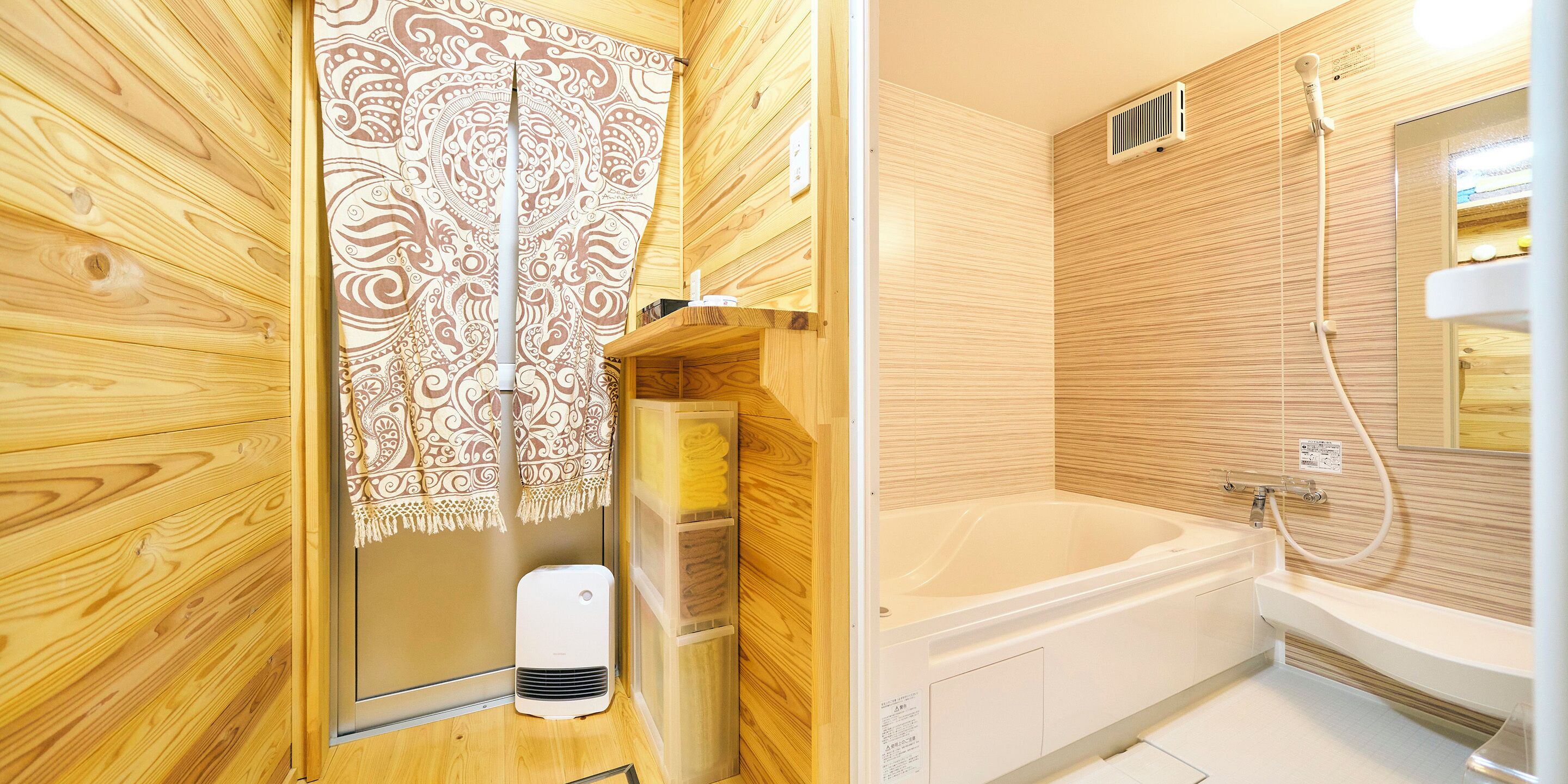 Casa família (Guesthouse B) | Banheiro | Banheira e chuveiro separados, produtos de toalete grátis