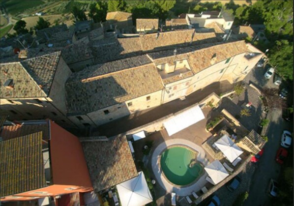 An aerial view of a historic building with a courtyard, surrounded by other structures. - Residence Borgo da Mare (Monteprandone)