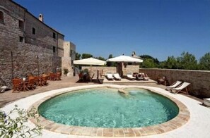 Una piscina al aire libre de temporada