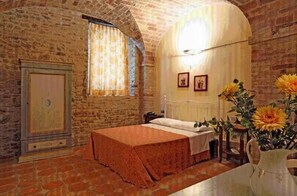 1 soverom, minibar, safe på rommet og skrivebord