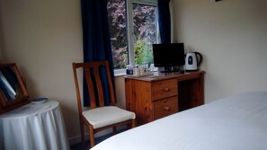 Double Room | Iron/ironing board, free cribs/infant beds, free WiFi, bed sheets - Copper Beeches Accomodation (Petersfield)