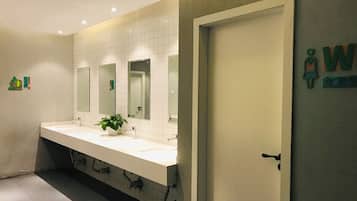 Chambre Double pour 1 personne | Salle de bain | Douche, sĂšche-cheveux, chaussons, serviettes fournies