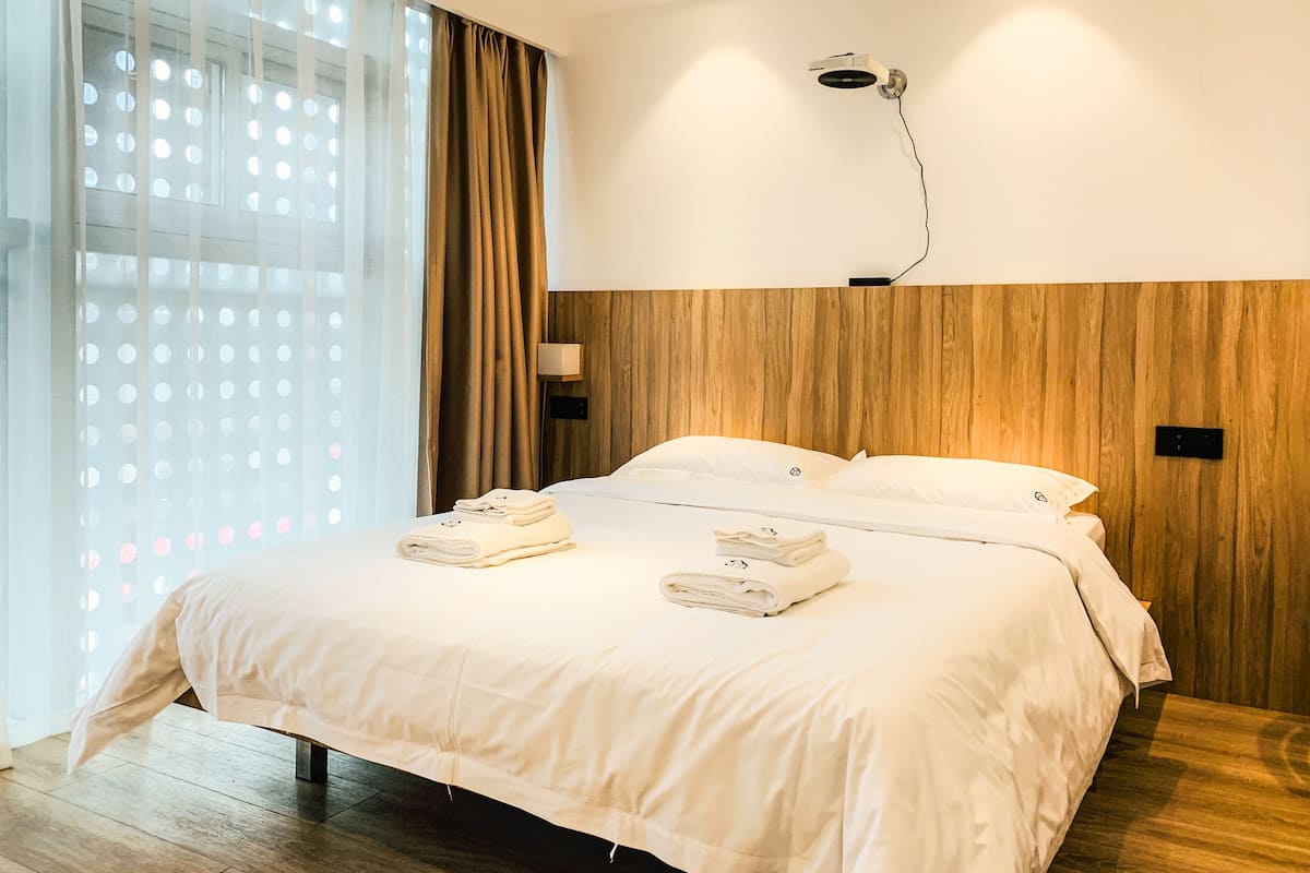 Blackout drapes, WiFi (free)