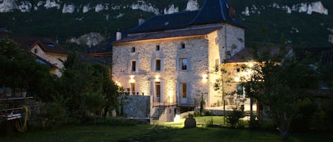 Façade de l’hébergement - soirée/nuit