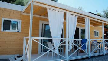 Comfort-Bungalow, 2 Schlafzimmer, mit Bad (4 pax) | Terrasse/Patio