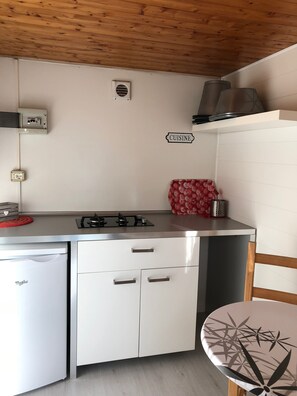 Bungalow Basic - 1 sovrum - delat badrum (2 pax) | Eget pentry | Kylskåp, spishäll och grytor/köksredskap