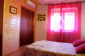Habitació doble | Escriptori, cortines opaques, bressols gratuïts i llits addicionals 
