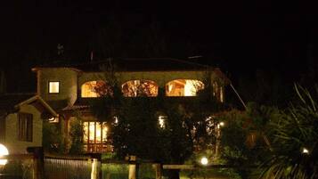 Fassade der Unterkunft – Abend/Nacht