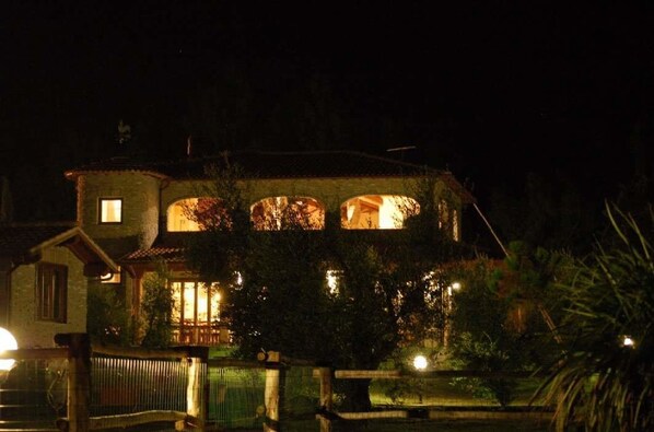 Fassade der Unterkunft – Abend/Nacht