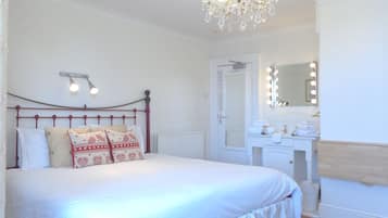 Double Room, 1 King Bed | Egyptian cotton sheets, premium bedding, iron/ironing board, free WiFi