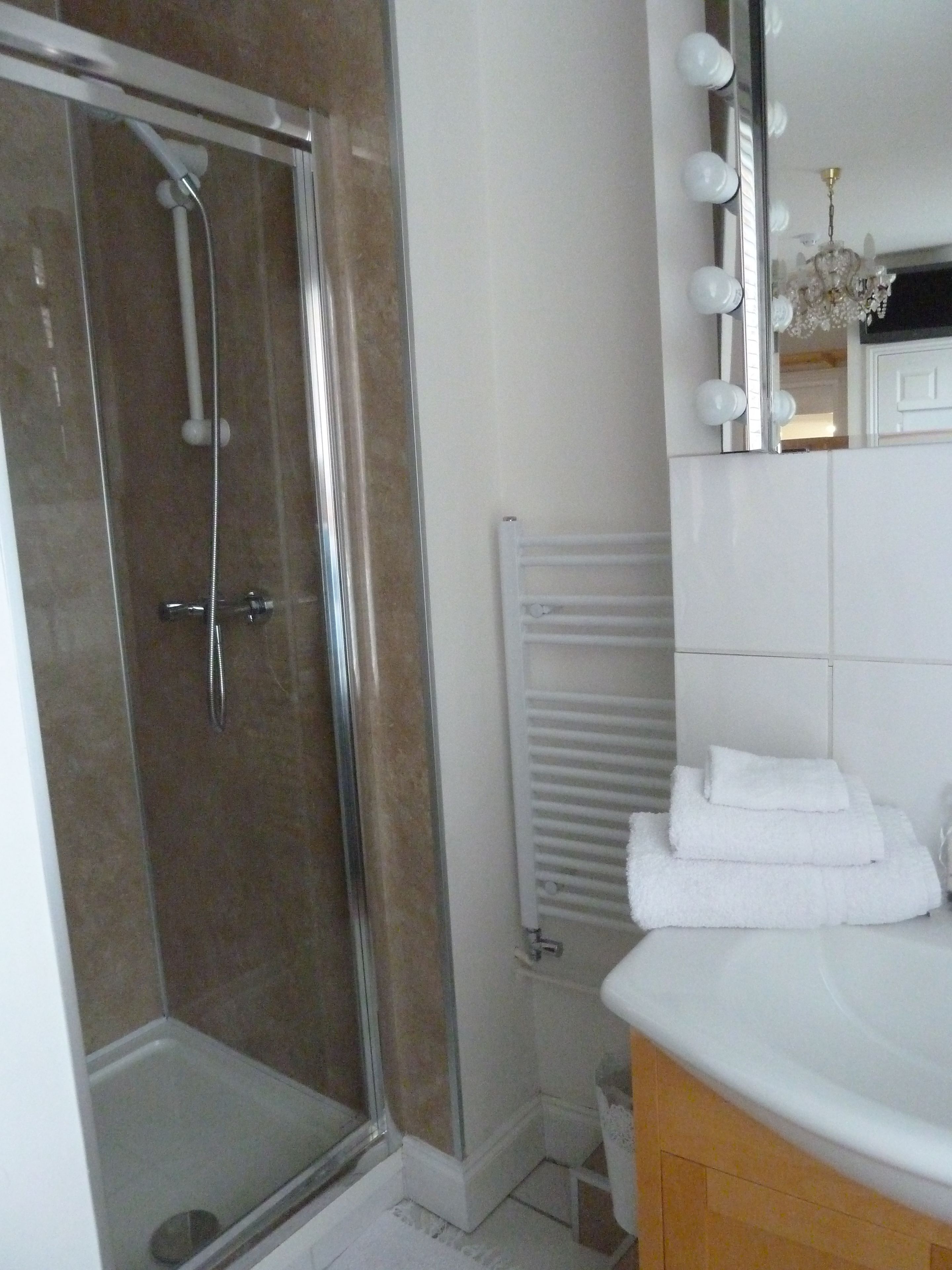 Twin Room | Bathroom shower