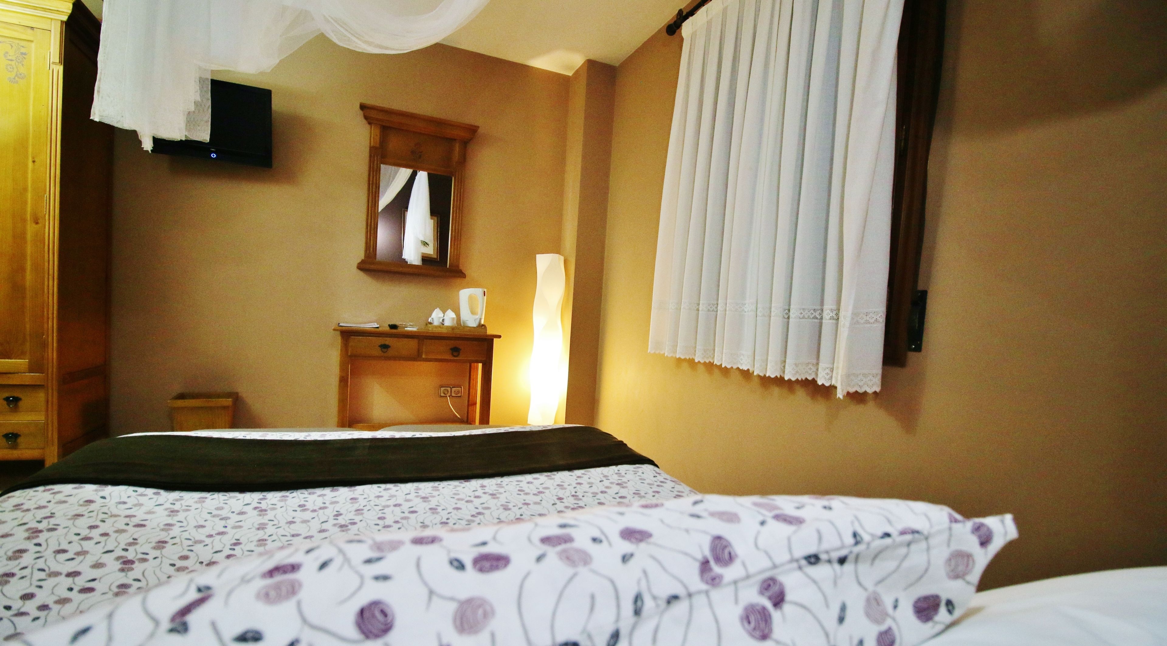 Habitación estándar doble, fumadores | Escritorio, wifi gratis, ropa de cama