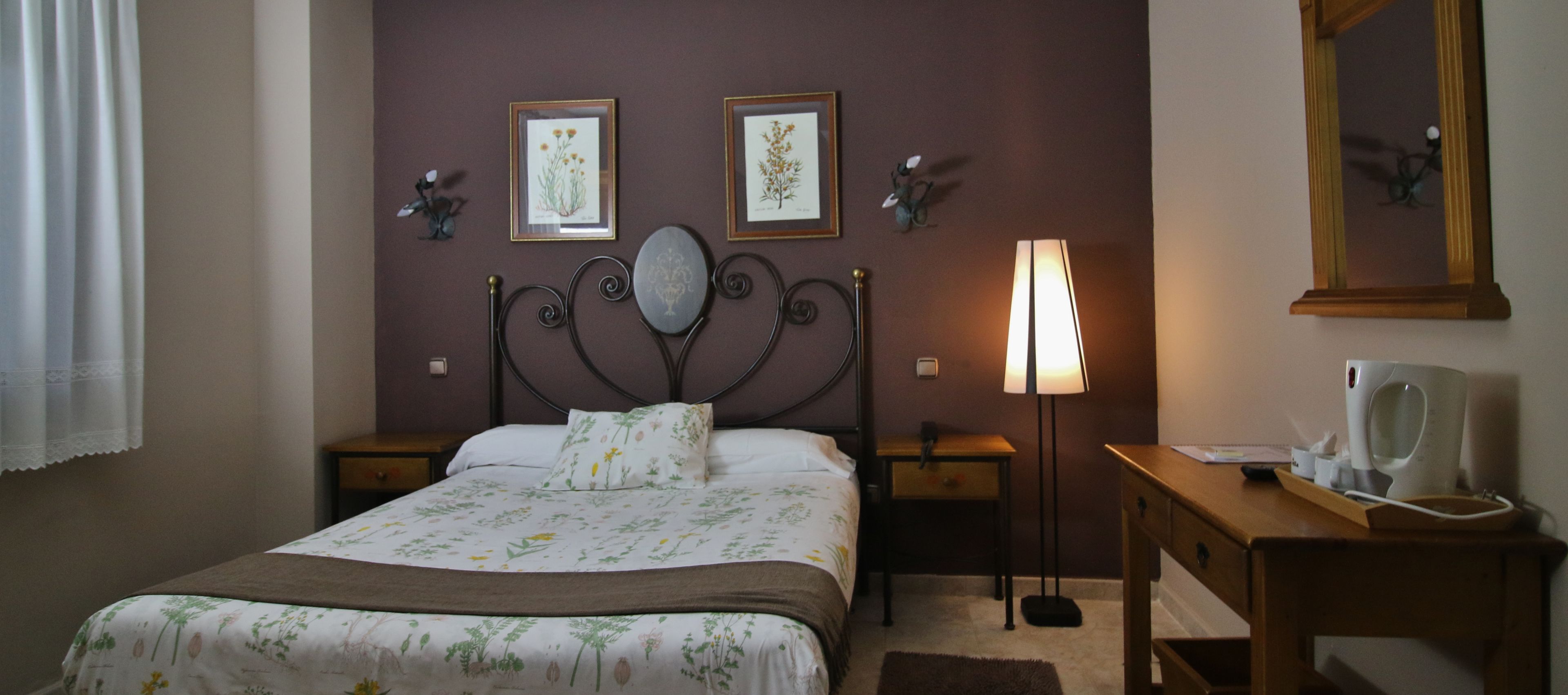 desk, free wifi, bed sheets