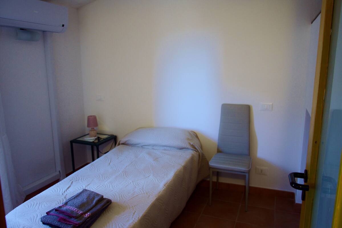 Cubrecamas, cortinas blackout y tabla de planchar con plancha
