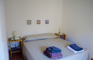 Cubrecamas, cortinas blackout y tabla de planchar con plancha