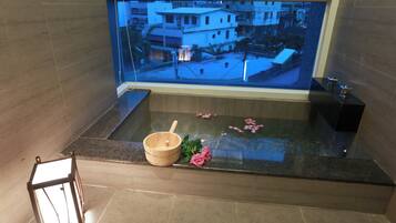 Basic Double Room | Bathroom | Spring water tub, rainfall showerhead, free toiletries, hair dryer