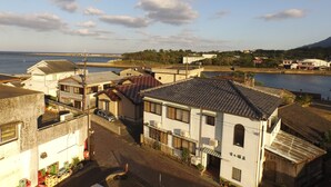 Eine Küstenstadt mit traditioneller Architektur, blauem Himmel und Blick aufs Meer.