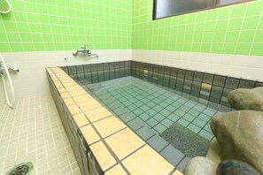 Kamar Tradisional (Japanese Style) | Kamar mandi | Shower, perlengkapan mandi gratis, pengering rambut, dan sandal