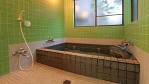 Ein Badezimmer mit grünen Fliesen, einer Badewanne, einer Dusche und einem Fenster mit Milchglas.