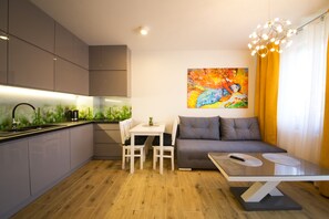 Deluxe Apartment (Piastowska 37) | Private kitchen | Fridge, stovetop, coffee/tea maker, electric kettle - Wyspa Uznam (Swinoujscie)