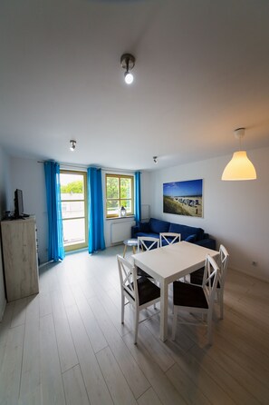 Appartamento Executive (Sikorskiego 3) | Soggiorno | TV a schermo piatto 25 pollici con canali satellitari, TV