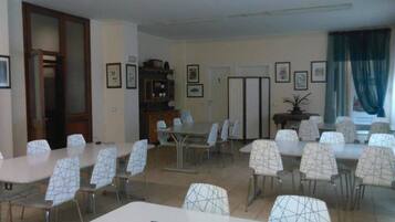 Tägliches Frühstücksbuffet (5 EUR pro Person)