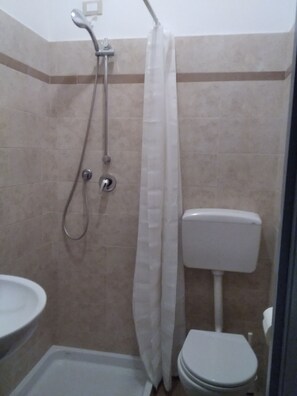 1 bedroom, desk, free WiFi, bed sheets - Ostello Angolo Verde (Angolo Terme)