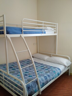 1 bedroom, desk, free WiFi, bed sheets - Ostello Angolo Verde (Angolo Terme)